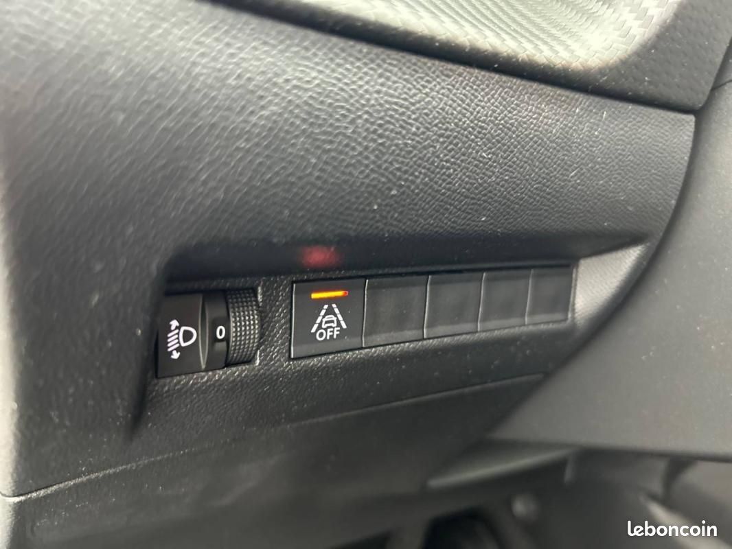 Peugeot 2008 BlueHDi 110 S&S BVM6 - Style (image 21)
