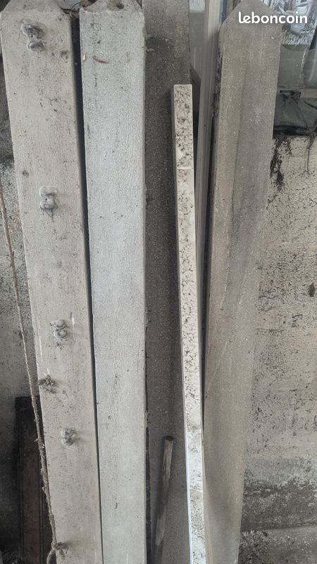 Vends plusieurs poteaux béton de clôture, anciens mais utilisables (image 2)