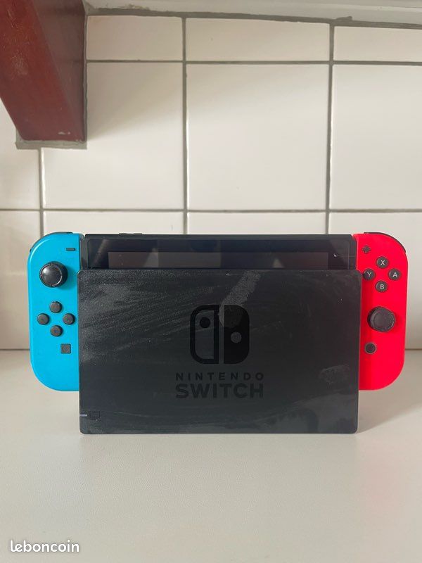 Nintendo Switch + station + supports Joy-Con – Quasi neuf – 350 (image 1)