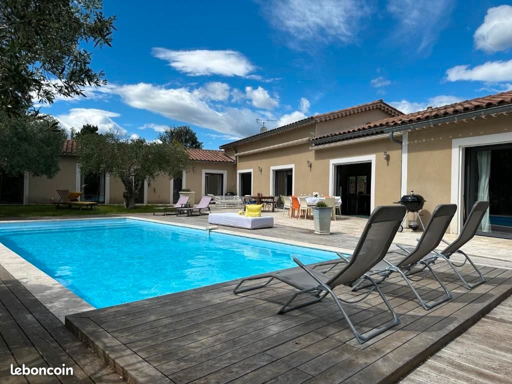 Maison 5 pièces 243 m² · à Vézénobres · 243 m² · 2 100 €/mois
