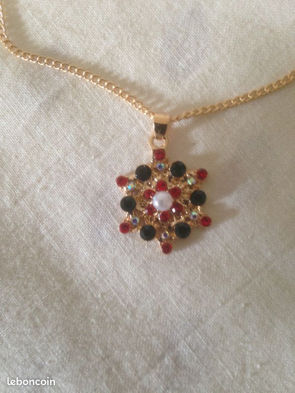 Collier plaqué or et pendentif strass rouge et vert (image 5)
