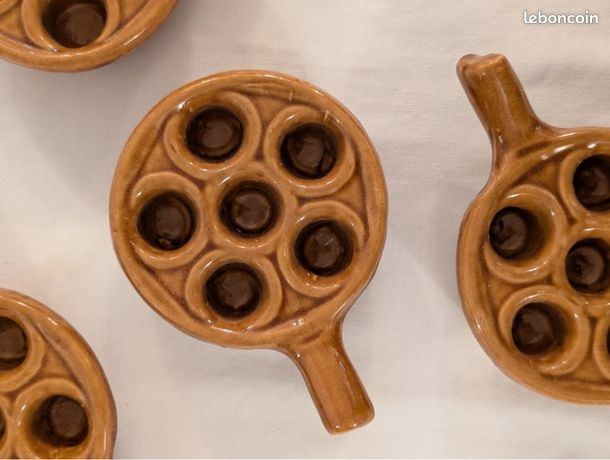 Poèlon a escargots en grès datant des années 1970. - France