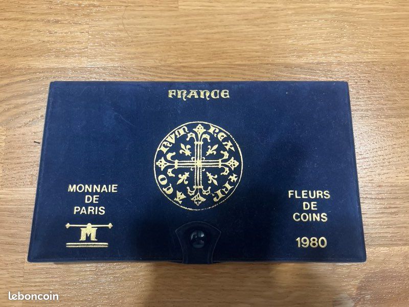 Bershka - Veste ceinturée en similicuir - Marron