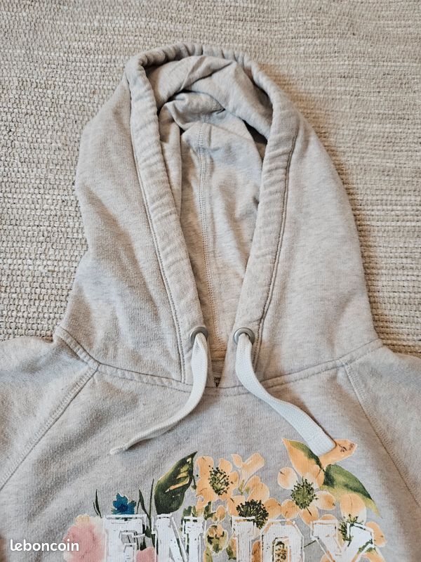 Sweat H&M Gris Fleurs Safari - Taille 146/152, Coupe Courte, Col Rond - En Super état