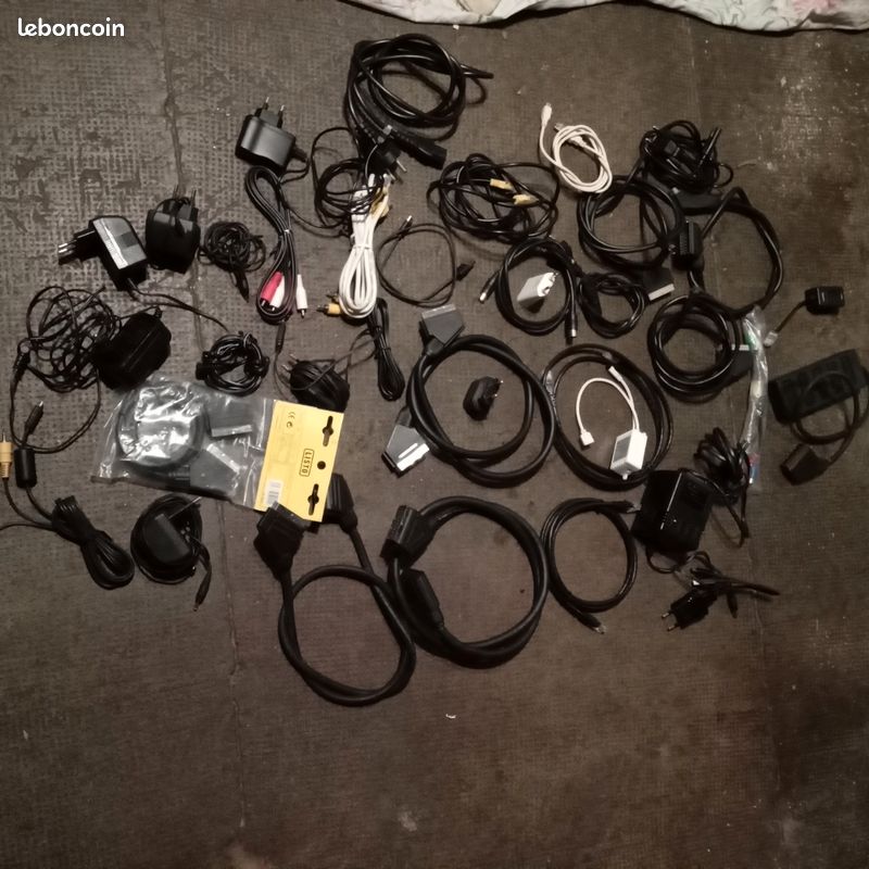 Divers cables et chargeurs (image 1)