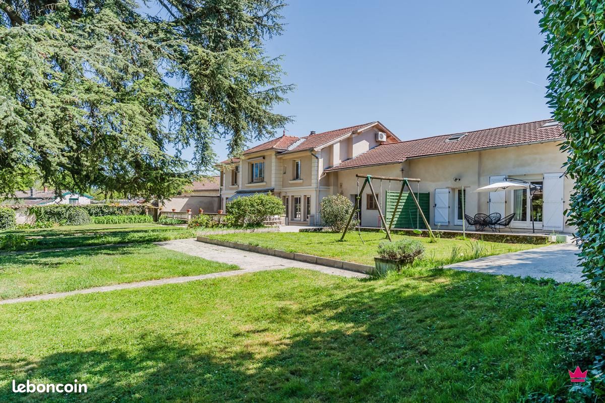 Maison 8 pièces 300 m² · à Jonage · 300 m² · 930 000 €