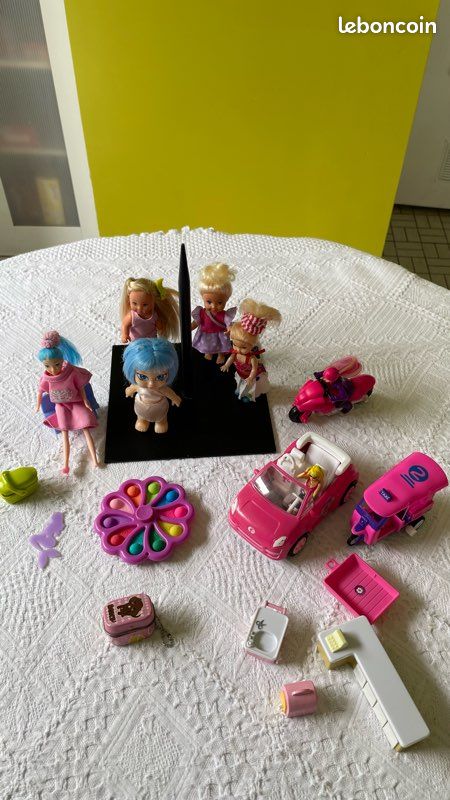 Petites poupées et véhicules mini barbie le lot (image 1)
