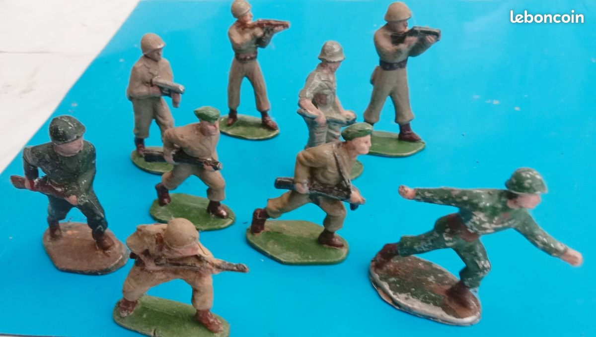 Fonte d'alu ancienne. Charge d'infanterie. En l'état (image 1)