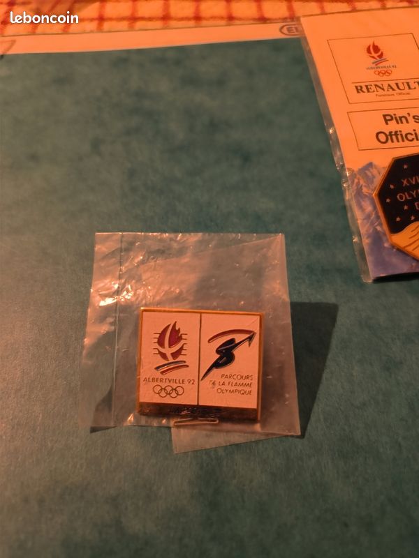 JEUX OLYMPIQUES ALBERTVILLE 1992,PIN'S RENAULT 19 sur son support,état