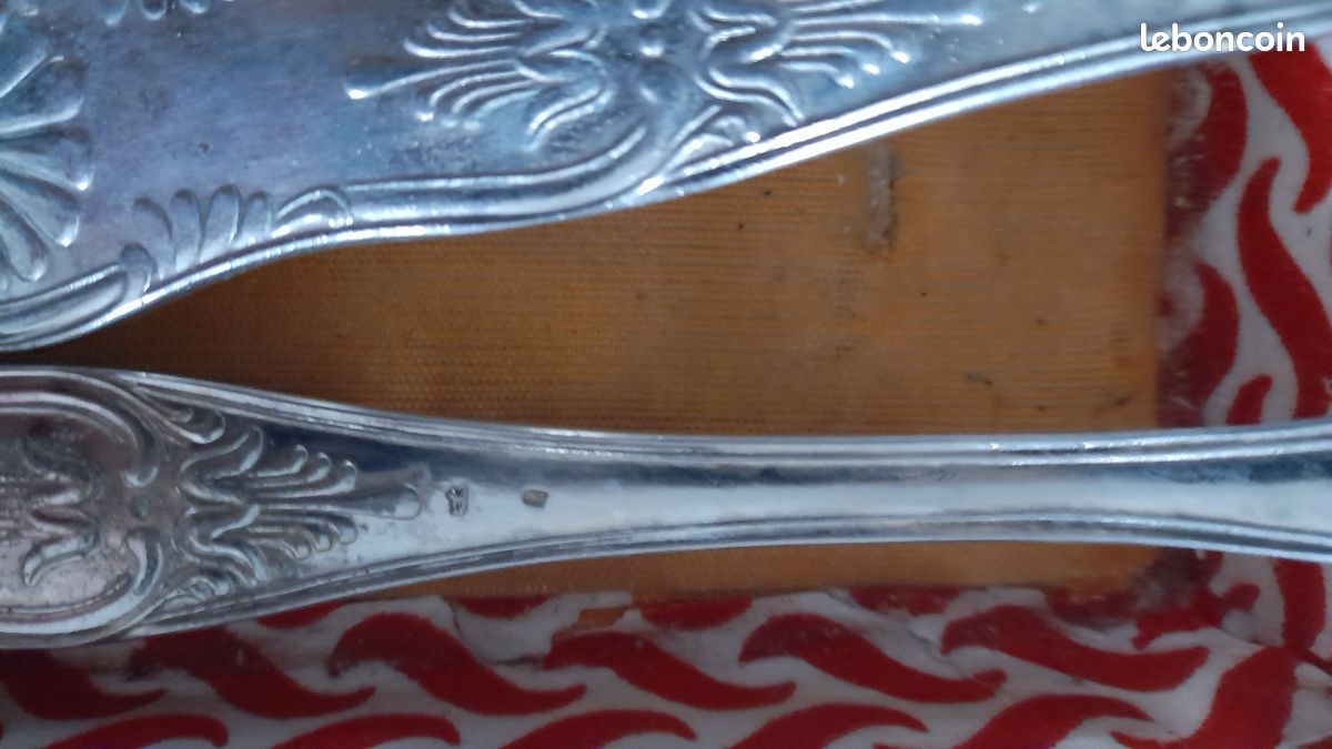 Lot de Quatre grand couverts et trois fourchettes en argent, poinçons et modè au prix de 250 à