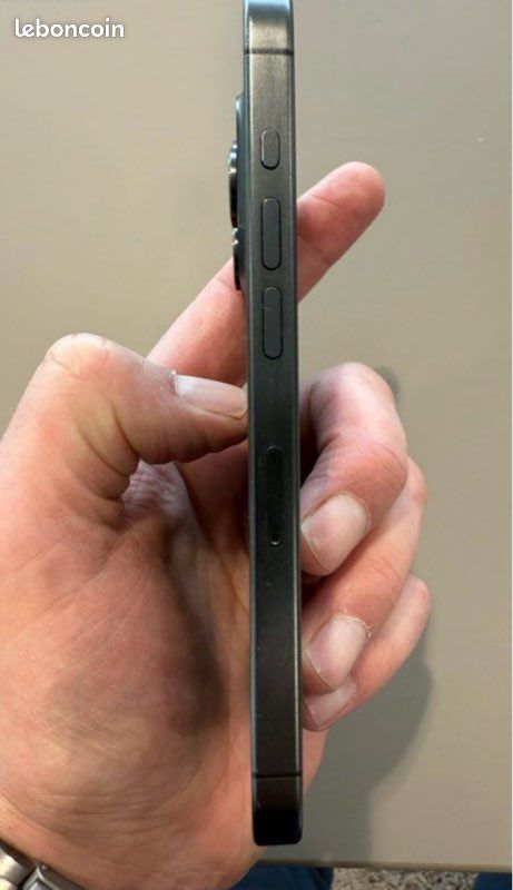 IPhone 15 Pro 256GB Noir titane comme neuf encore garanti (image 3)