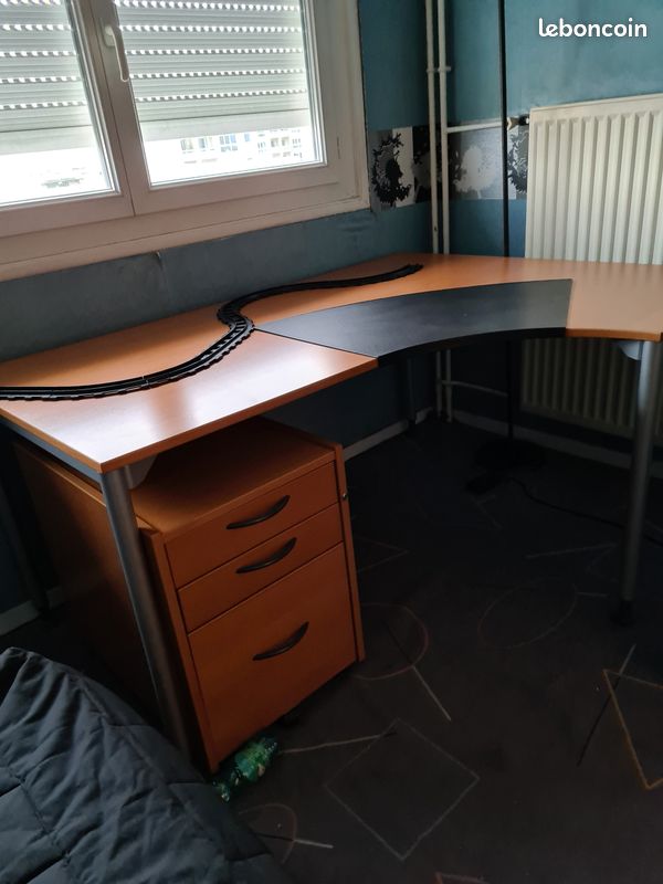 Bureau (image 1)
