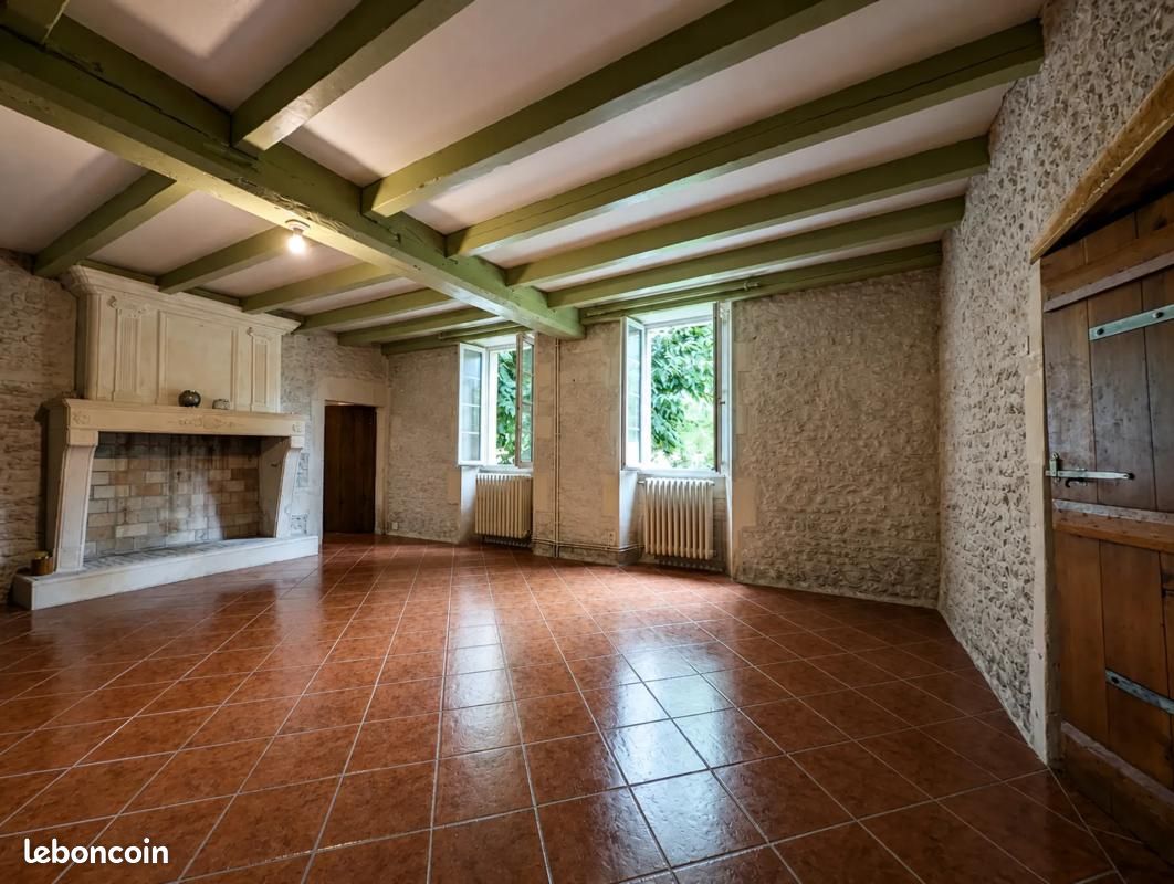 Maison 6 pièces 270 m² · à Brie-sous-Archiac · 270 m² · 317 900 €