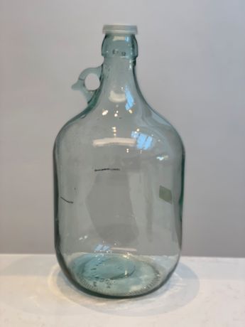 Bonbonne en verre 10 litres avec corbeille en plastique
