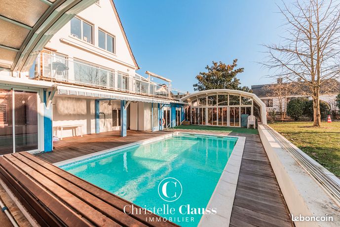 Maison 8 pièces 242 m²