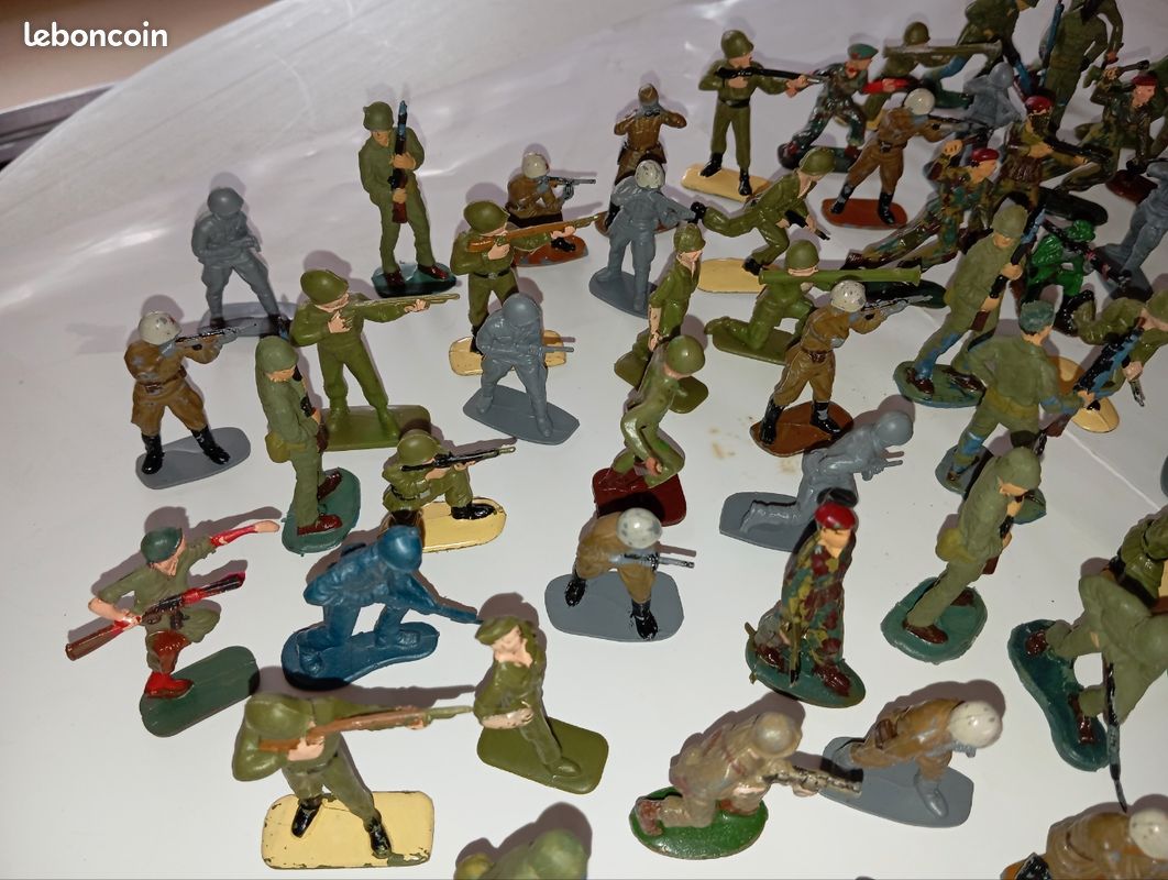 Un lot de 18 figurines de marins français Starlux partiellement peints au 1/32e