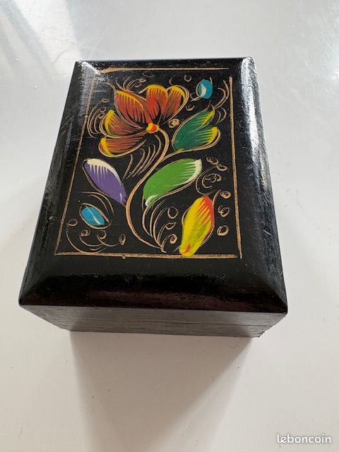 Boîte à Bijoux Vintage Années 70 - Laque Noire Peinte Main Avec Croix Orthodoxe - Occasion En Super état