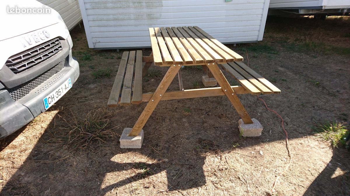 Table avec 2 bancs en bois (image 1)