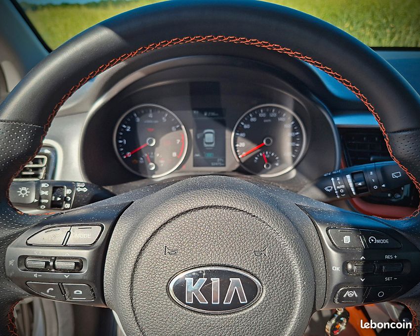 KIA Stonic (2) 1.0 T-GDI 100 MHEV Launch Edition Business (crossover essence micro-hybride) (image 3)
