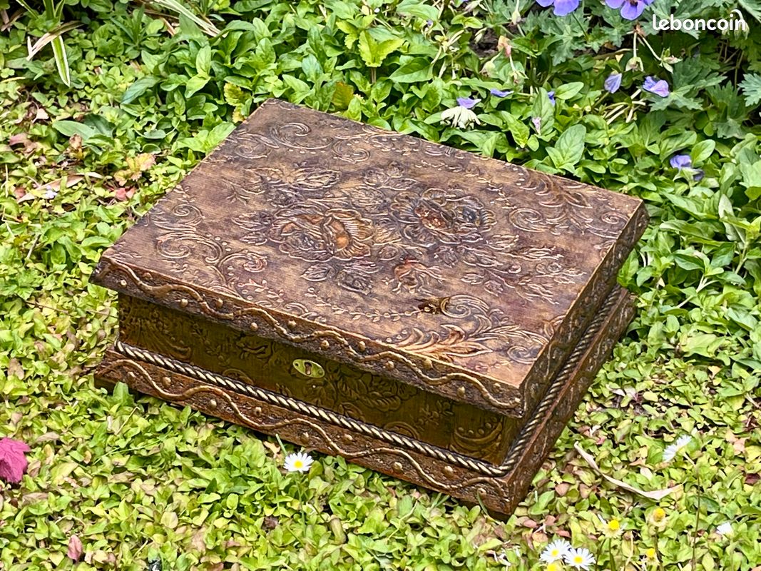 Boîte à bijoux ancienne - laiton repoussé - Année 30 (image 5)