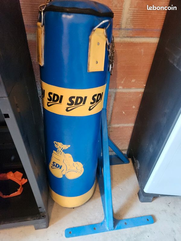 Sac de frappe SDI NEUF avec son support murale Sport Plein air