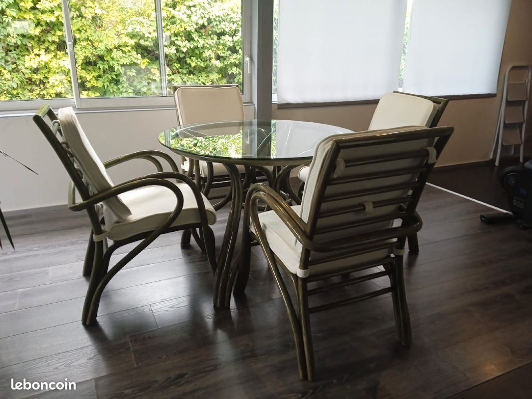Table ronde en rotin et verre (image 1)