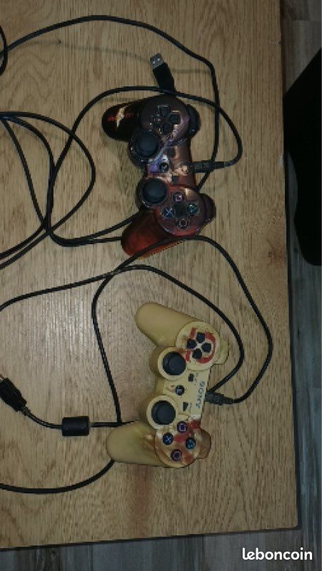 Console ps3 + 2 manettes+ boite de la ps3+ 1 jeu fifa (image 2)