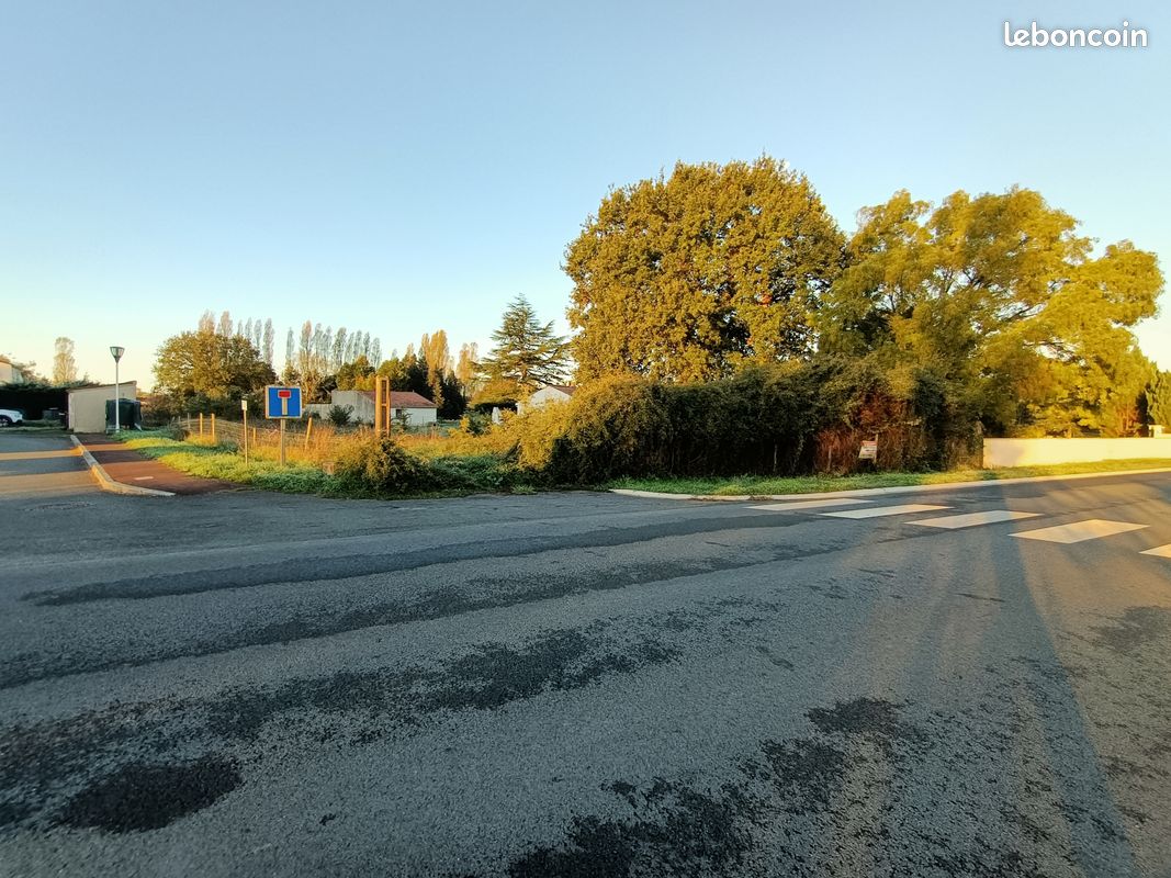 Terrain 1300 m² · à Saint-Genis-de-Saintonge · 32 500 €