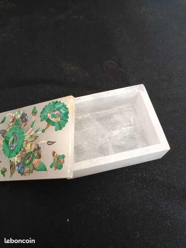 Boîte à bijoux en incrustation de malachite : souvenir en marbre fait