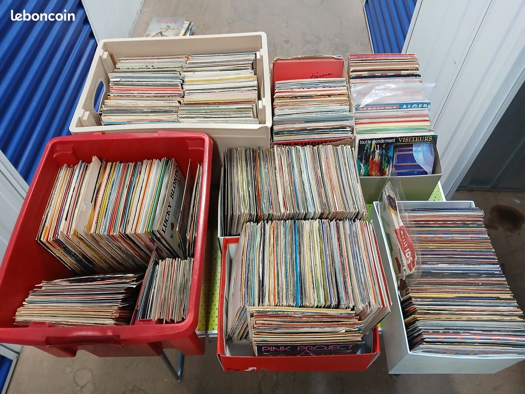 Lot VINYLS 45 t 1000 environ (image 1)