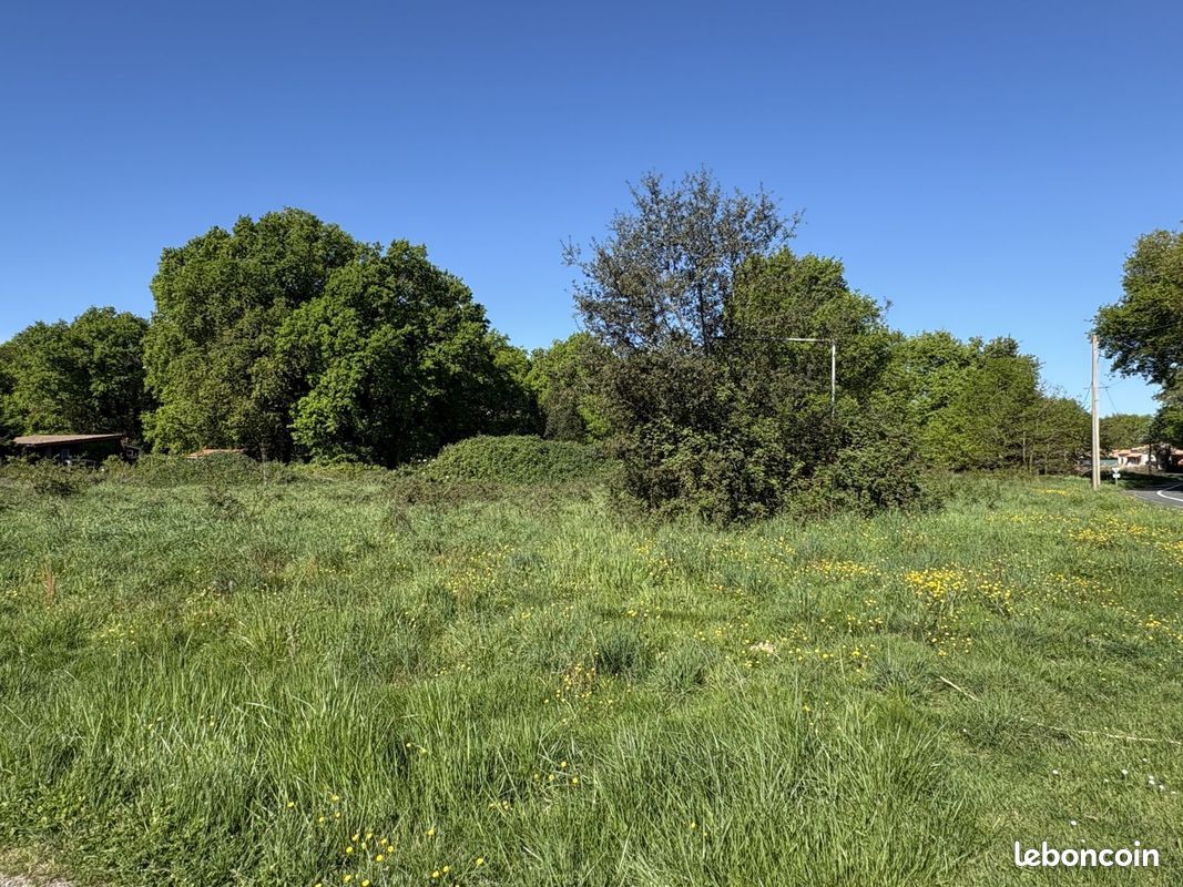 Terrain à bâtir de 598 m² à VENSAC (33) · 44 850 €