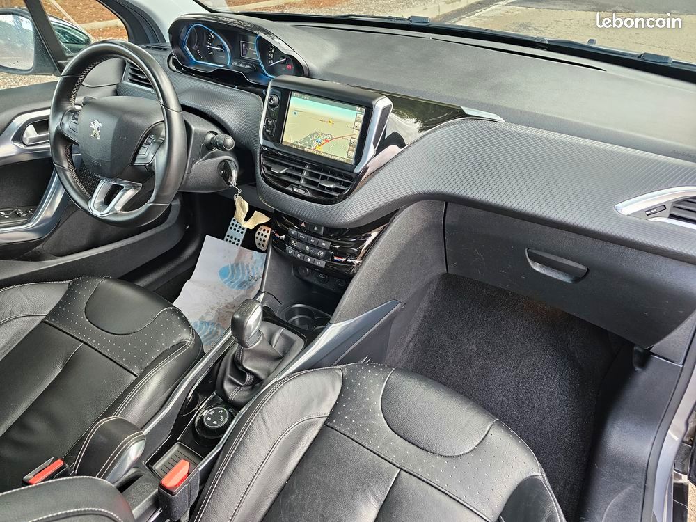 Peugeot 2008 1.6 VTi 120 ch Féline Titane (image 11)