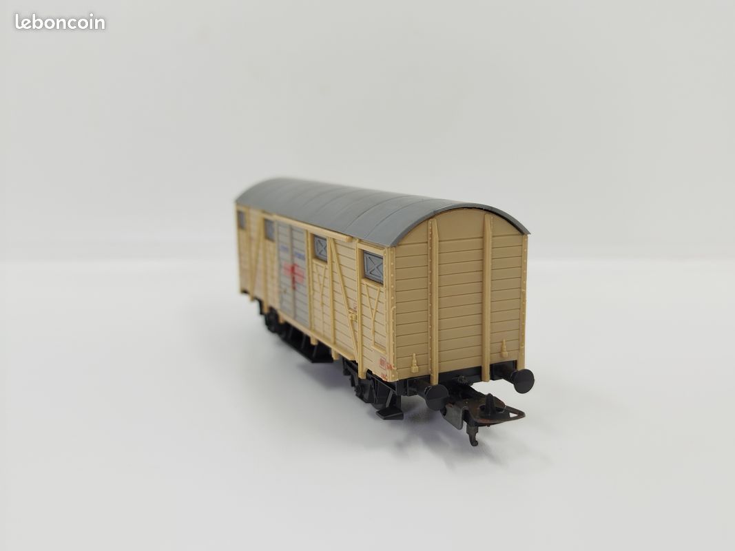 Lima échelle 0 / o wagon couvert sillan modifié a essieux