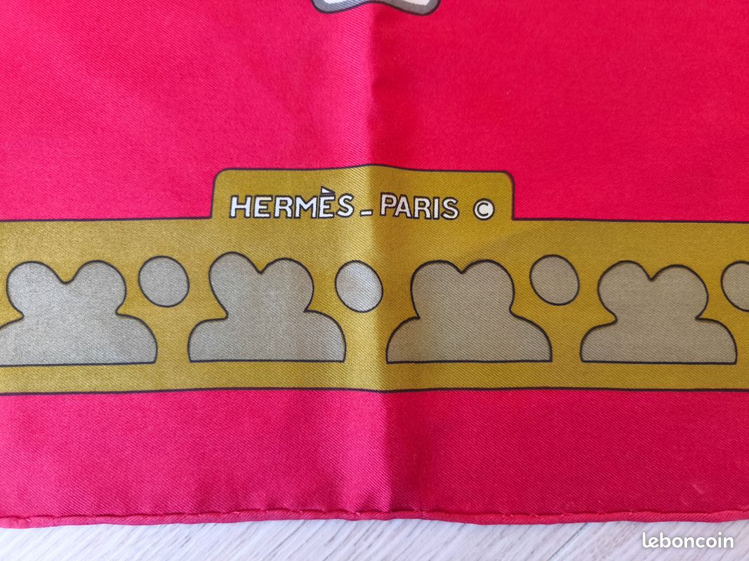 Foulard HERMÈS Vintage 100% Soie - Modèle DIANE - Rouge, état D'occasion élégant