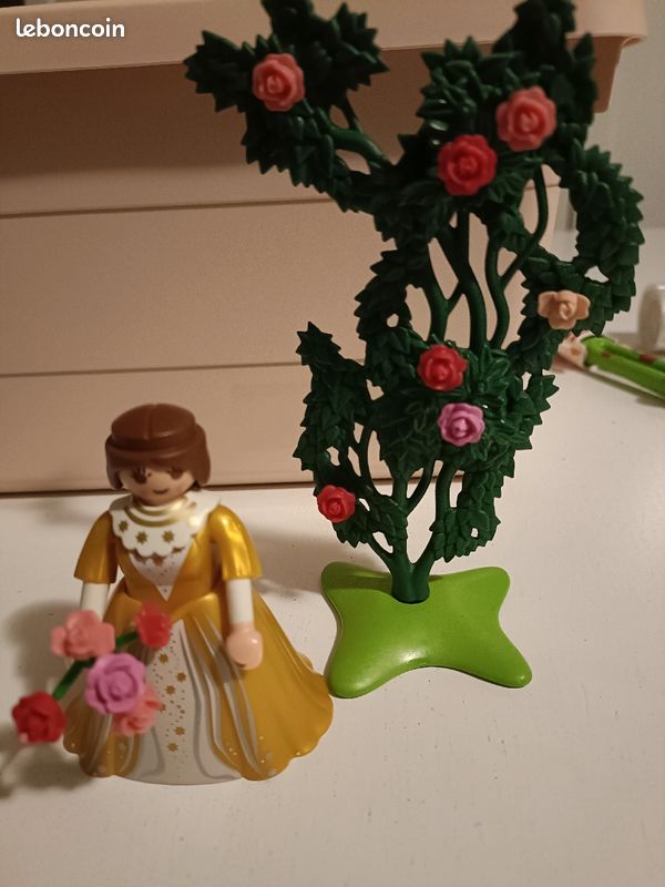 Princesse playmobil aux allures de Belle (image 1)