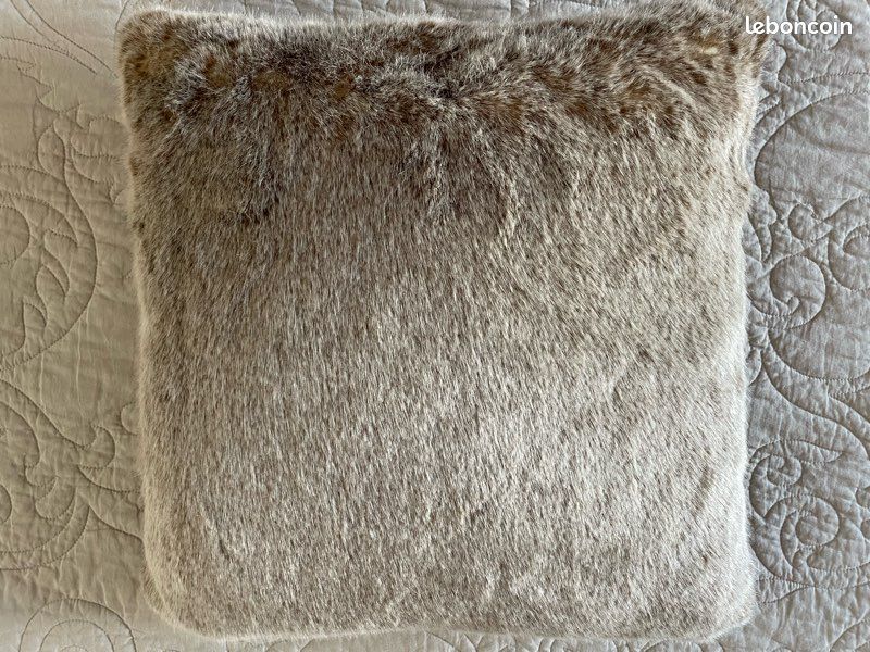 Coussin en fausse fourrure Bouchara (image 1)