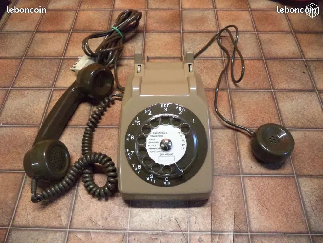 Telephone S63 marron a cadran circulaire (image 2)