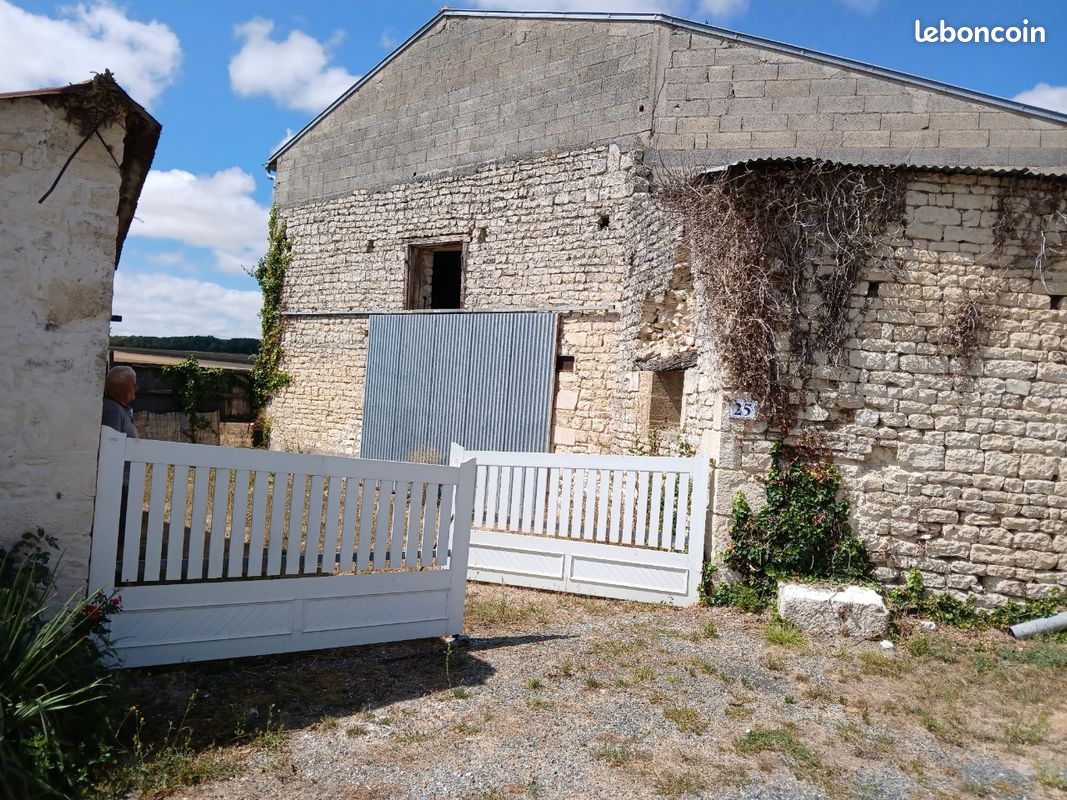 Maison 1 pièce 85 m² · à Saintes · 85 m² · 35 000 €