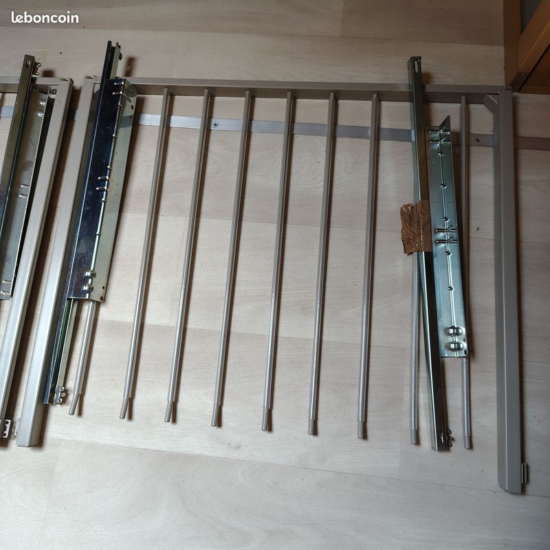Porte pantalons suspendus (image 1)