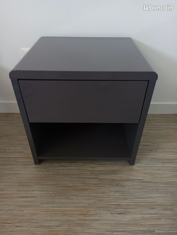Lit et table de chevet (image 3)
