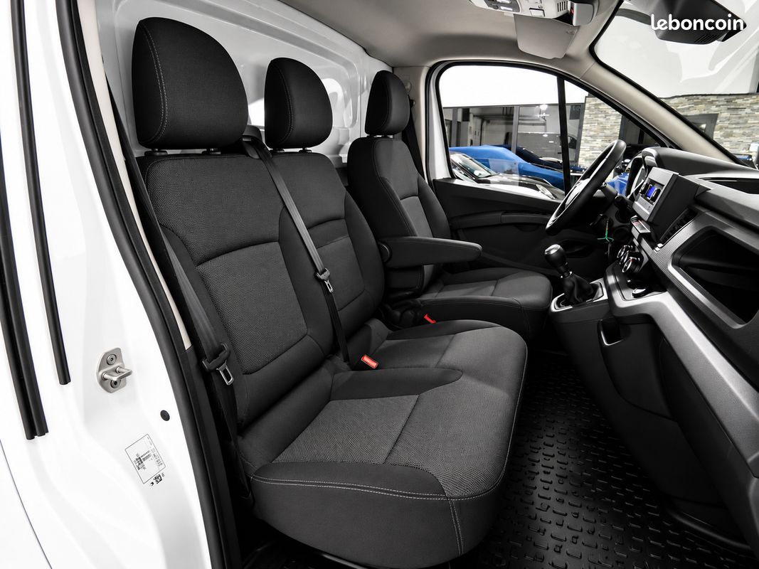 Renault Trafic III (2) 2.0 Fourgon L1H1 2800 KG BLUE DCI 130 ch Confort 3 places - 1°Main - Origine France - TVA Récupérable - Suivi Complet - Radars de stationnement - Bluetooth - Roue de secours (image 11)