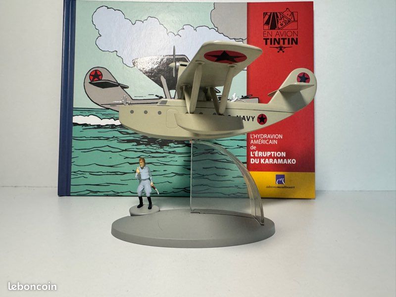 TINTIN - L'HYDRAVION AMÉRICAIN DANS L'ÉRUPTION DU KARAMAKO - UNE FIGURINE (10 CM)-LIVRET