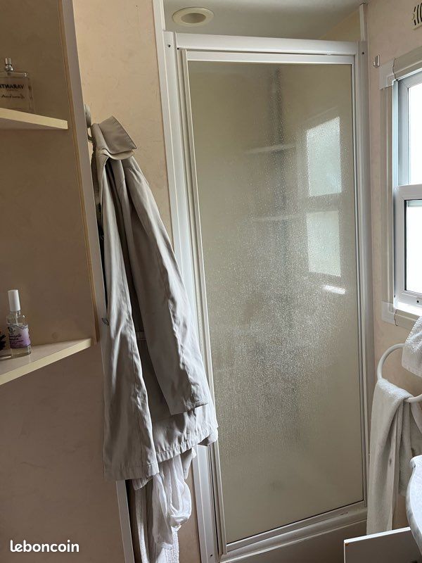 Je vends un mobilehome 10 mètre salle de bain, tout équipé, toilettes, séparées, cuisine, deux chambres, un salon, télévision extra plate, frigo four en parfait état (image 4)