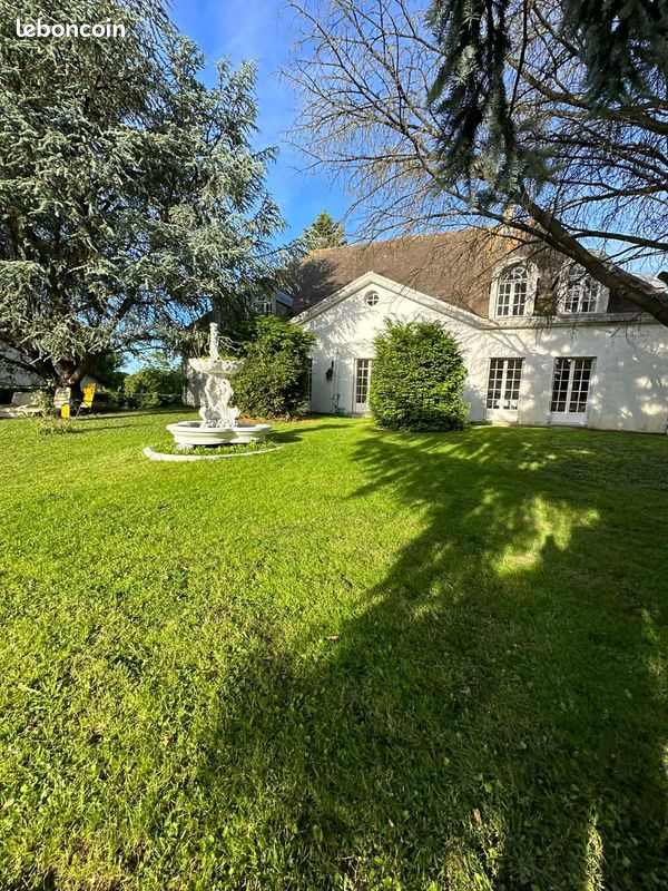 Maison 12 pièces 367 m² · à Roissy-en-Brie · 367 m² · 730 000 €
