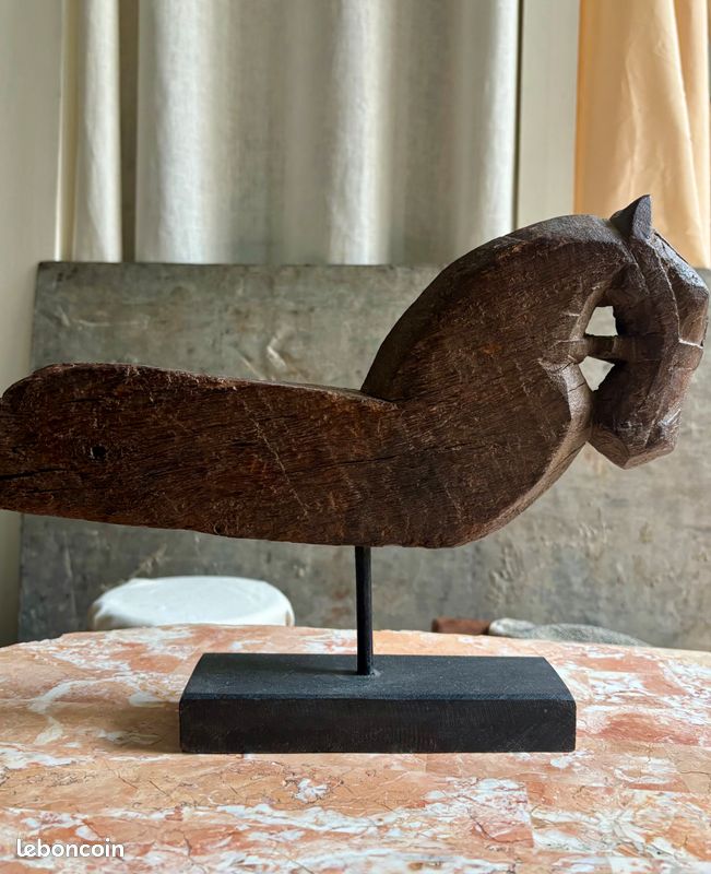 Sculpture d'un cheval en bois (image 1)