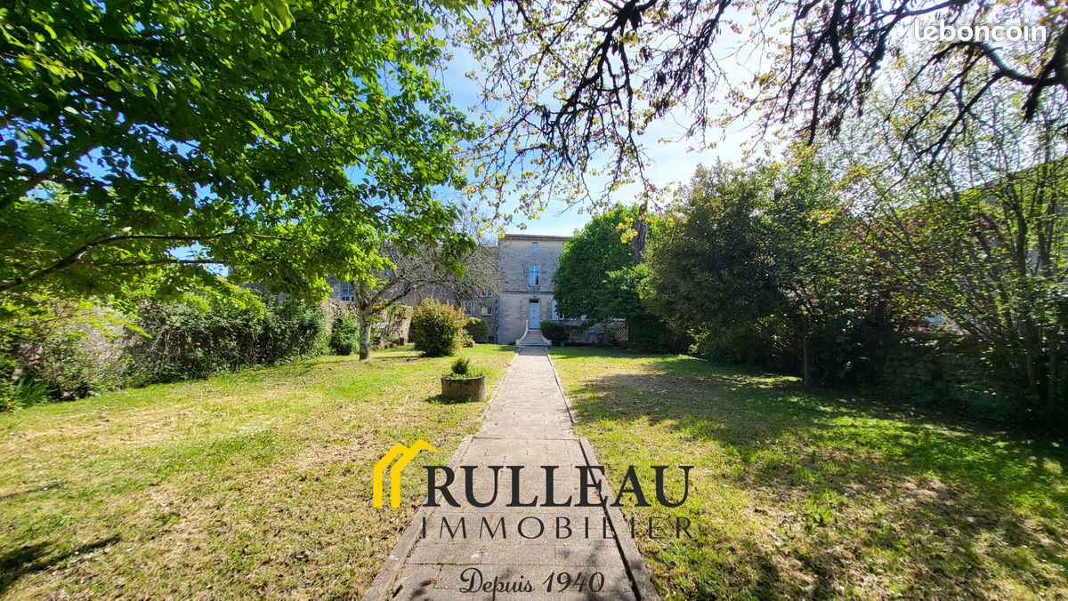 Maison 9 pièces 303 m² · à Bourg · 303 m² · 439 900 €