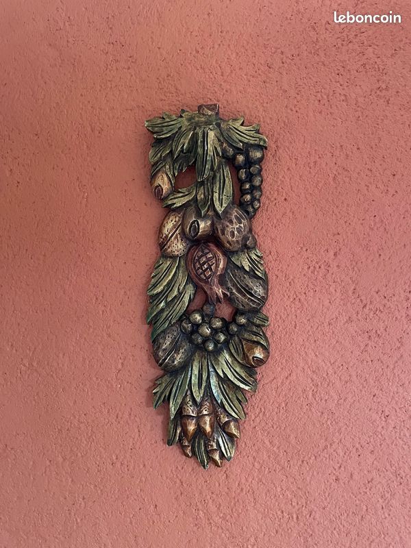 Sculpture murale en bois doré polychrome (image 1)