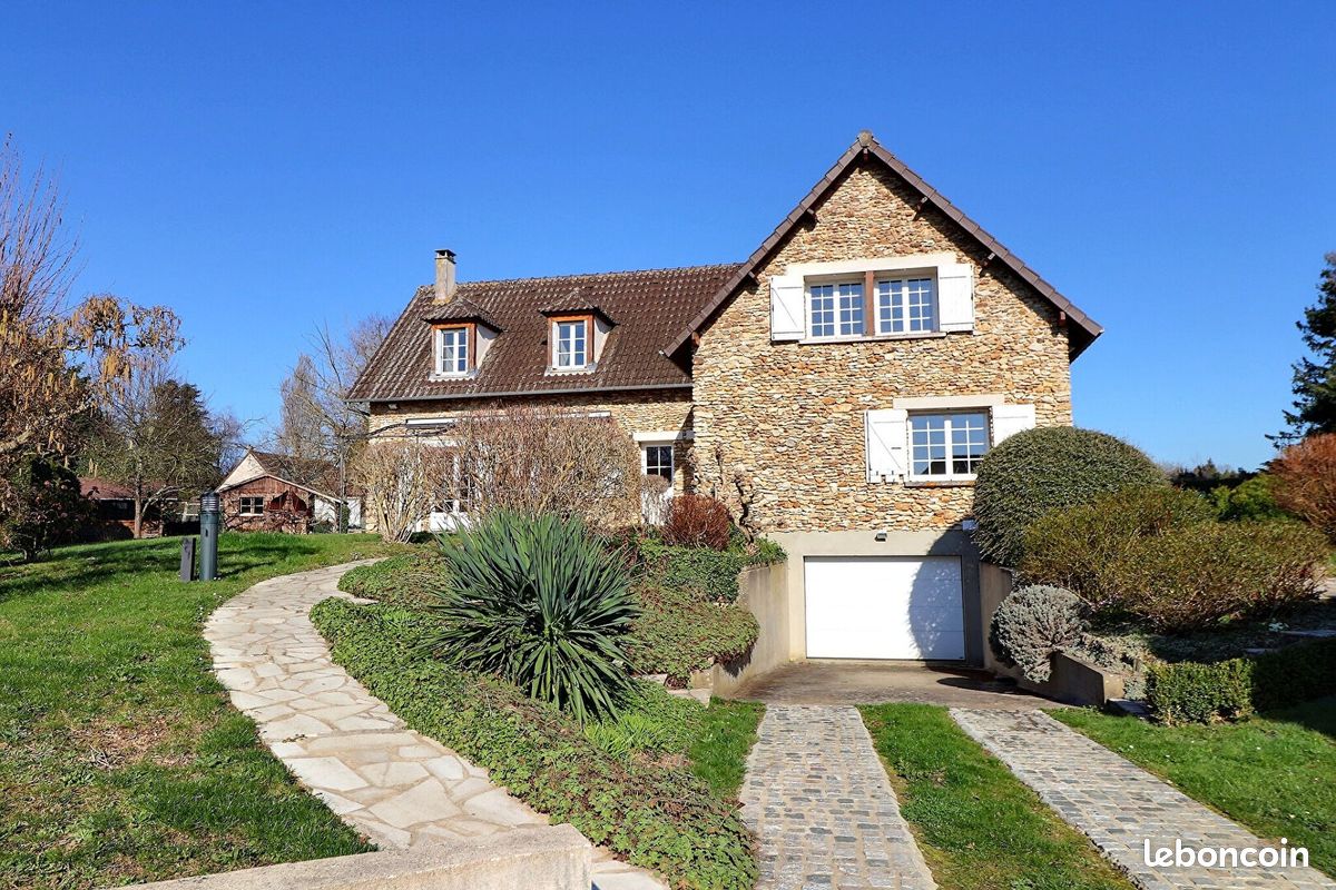 Maison 8 pièces 202 m² · à Montfort-l'Amaury · 202 m² · 619 000 €