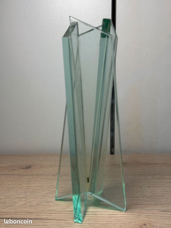 Vase design XXe en verre épais vert, forme géométrique étoilée (image 1)