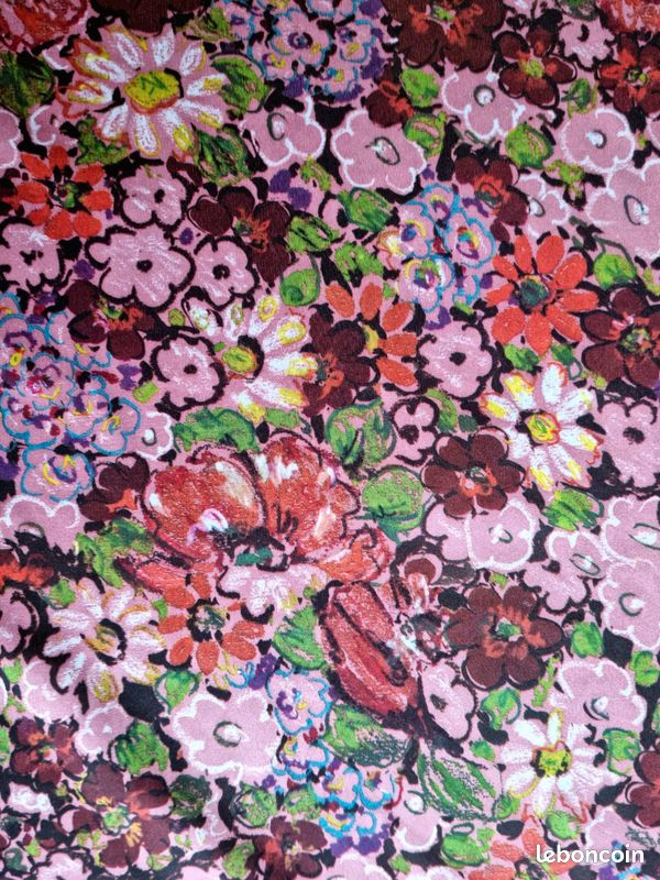 Coupon De Tissu Coton Fleuri - Fond Rose Avec Plumetis - Dimensions 80 Cm X 150 Cm - Occasion